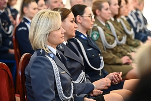 Policjantki, uczestnicy i zaproszeni goście podczas konferencji w Sali Kolumnowej Podkarpackiego Urzędu Wojewódzkiego.