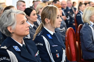 Policjantki, uczestnicy i zaproszeni goście podczas konferencji w Sali Kolumnowej Podkarpackiego Urzędu Wojewódzkiego.