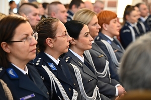 Policjantki, uczestnicy i zaproszeni goście podczas konferencji w Sali Kolumnowej Podkarpackiego Urzędu Wojewódzkiego.