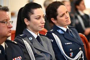 Policjantki, uczestnicy i zaproszeni goście podczas konferencji w Sali Kolumnowej Podkarpackiego Urzędu Wojewódzkiego.