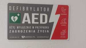 Defibrylator na ścianie w budynku komendy