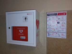 Defibrylator na ścianie w budynku komendy