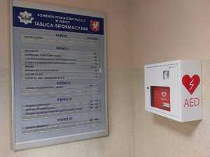 Defibrylator na ścianie w budynku komendy
