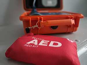 Defibrylator na ścianie w budynku komendy