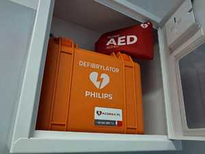 Defibrylator na ścianie w budynku komendy