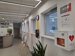 Defibrylator na ścianie w budynku komendy