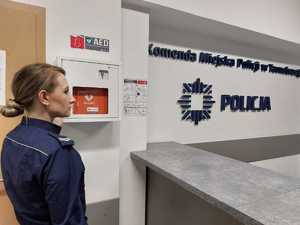 Defibrylator na ścianie w budynku komendy