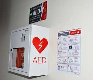 Defibrylator na ścianie w budynku komendy