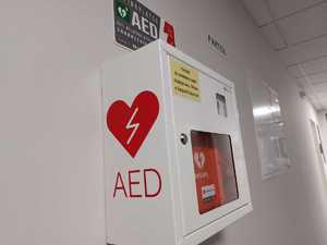 Defibrylator na ścianie w budynku komendy