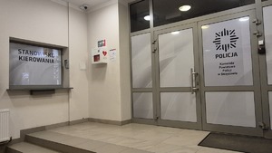 Defibrylator na ścianie w budynku komendy