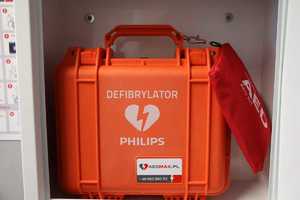 Defibrylator na ścianie w budynku komendy