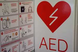 Defibrylator na ścianie w budynku komendy