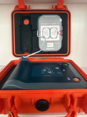 Defibrylator na ścianie w budynku komendy