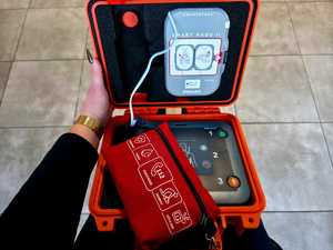 Defibrylator na ścianie w budynku komendy