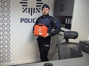 Defibrylator na ścianie w budynku komendy