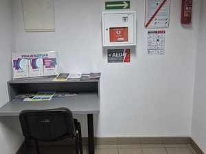 Defibrylator na ścianie w budynku komendy