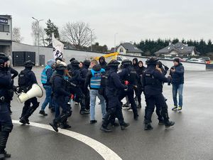 policjanci zespołu antykonfliktowego w trakcie szkolenia