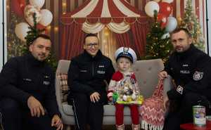 Policjanci na &quot;Kiermaszu świątecznym dla Emilki&quot;