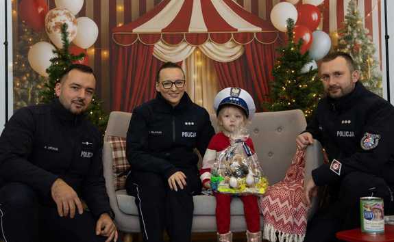 Policjanci na "Kiermaszu świątecznym dla Emilki"