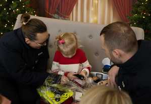 Policjanci na &quot;Kiermaszu świątecznym dla Emilki&quot;