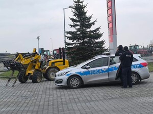 Zdjęcie policjantów, radiowozu i innego pojazdu