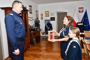 Komendant Wojewódzki Policji w Rzeszowie przyjmuje harcerzy, przekazujących Betlejemskie Światło Pokoju
