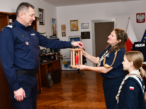 Komendant Wojewódzki Policji w Rzeszowie przyjmuje harcerzy, przekazujących Betlejemskie Światło Pokoju