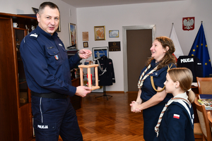 Komendant Wojewódzki Policji w Rzeszowie przyjmuje harcerzy, przekazujących Betlejemskie Światło Pokoju