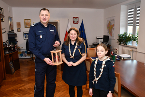 Komendant Wojewódzki Policji w Rzeszowie przyjmuje harcerzy, przekazujących Betlejemskie Światło Pokoju