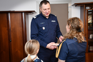 Komendant Wojewódzki Policji w Rzeszowie przyjmuje harcerzy, przekazujących Betlejemskie Światło Pokoju