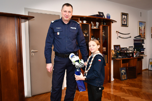 Komendant Wojewódzki Policji w Rzeszowie przyjmuje harcerzy, przekazujących Betlejemskie Światło Pokoju
