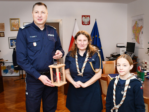 Komendant Wojewódzki Policji w Rzeszowie przyjmuje harcerzy, przekazujących Betlejemskie Światło Pokoju