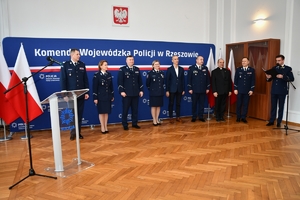Policjanci i zaproszeni goście podczas uroczystego spotkania
