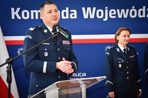 Policjanci i zaproszeni goście podczas uroczystego spotkania