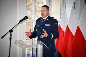 Policjanci i zaproszeni goście podczas uroczystego spotkania