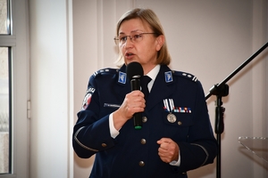 Policjanci i zaproszeni goście podczas uroczystego spotkania