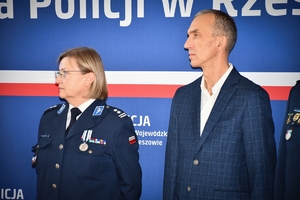 Policjanci i zaproszeni goście podczas uroczystego spotkania