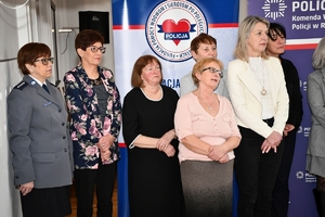 Policjanci i zaproszeni goście podczas uroczystego spotkania