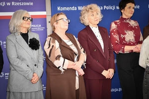 Policjanci i zaproszeni goście podczas uroczystego spotkania