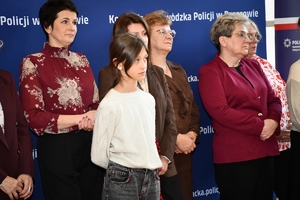 Policjanci i zaproszeni goście podczas uroczystego spotkania