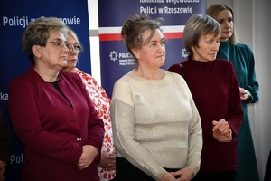 Policjanci i zaproszeni goście podczas uroczystego spotkania