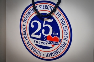 Policjanci podczas spotkania z rodzinami policjantów poległych na służbie