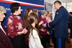 Policjanci podczas spotkania z rodzinami policjantów poległych na służbie