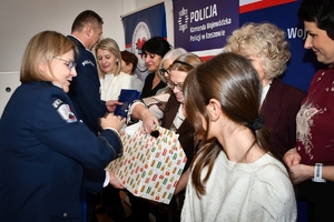 Policjanci podczas spotkania z rodzinami policjantów poległych na służbie