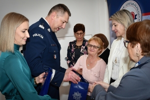 Policjanci podczas spotkania z rodzinami policjantów poległych na służbie