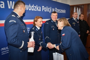 Policjanci podczas spotkania z rodzinami policjantów poległych na służbie