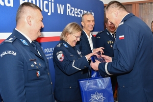 Policjanci podczas spotkania z rodzinami policjantów poległych na służbie