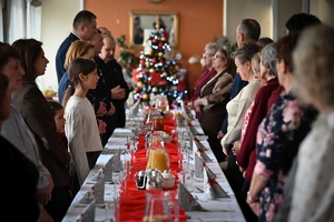 Policjanci podczas spotkania z rodzinami policjantów poległych na służbie