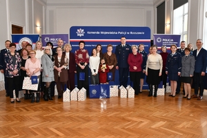 Policjanci podczas spotkania z rodzinami policjantów poległych na służbie