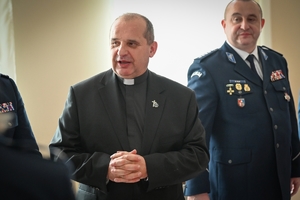 Policjanci podczas spotkania z rodzinami policjantów poległych na służbie